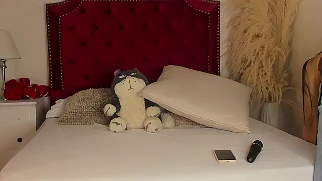 Sara Collinss  online show from February 11, 11:33 am