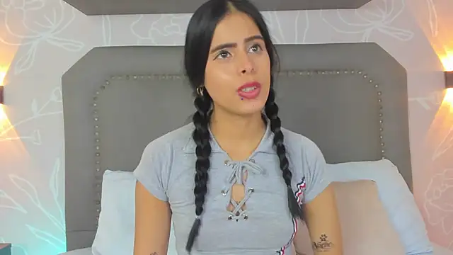 laura maite  online show from October 9, 4:00 pm