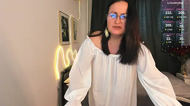 hottyannaa online show from February 5, 7:11 am