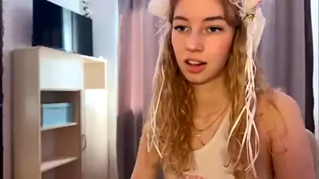 LunaCrave online show from October 23, 10:21 am