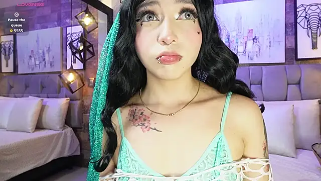 Sophia Bellucci online show from December 15, 12:43 pm