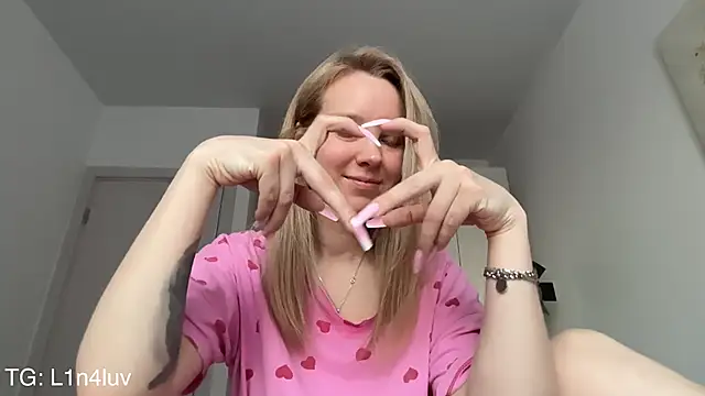 AIicaparkerc online show from April 13, 4:08 pm