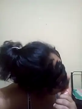 Expose Queen online show from March 15, 5:59 pm