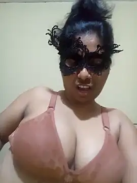 Expose Queen online show from March 18, 5:29 pm