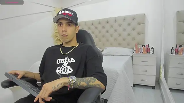 DerryAndIzzy online show from December 5, 12:54 am