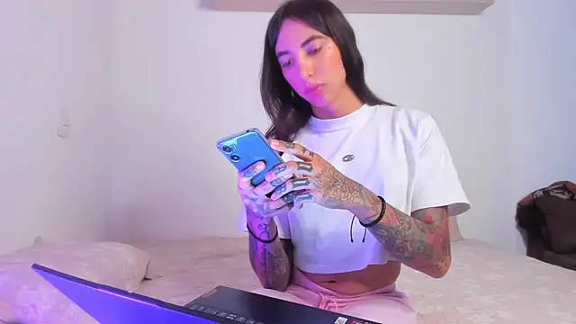 valeriahornier online show from April 21, 1:09 am