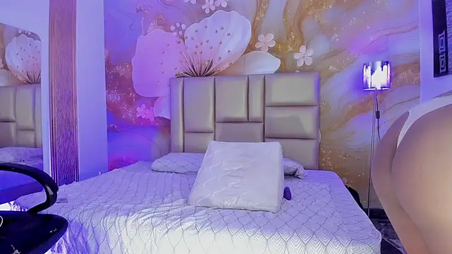 NahomiWalker  online show from December 2, 8:44 pm