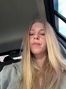 kira mia online show from May 25, 5:01 pm
