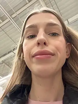 kira mia online show from December 18, 4:01 pm