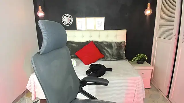 ROZZE MILA online show from March 17, 8:35 pm