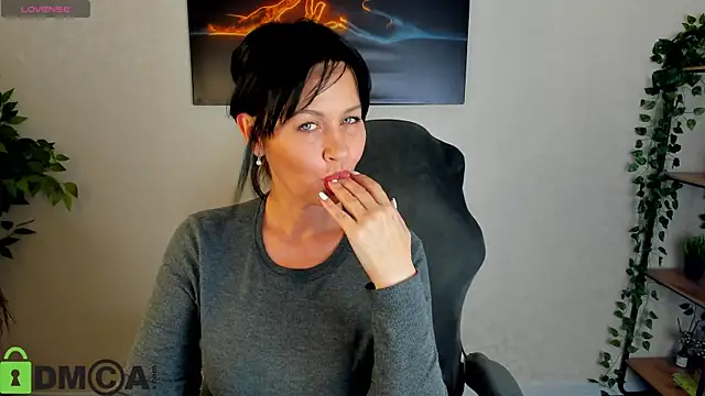 Sara Devills online show from April 1, 9:10 am