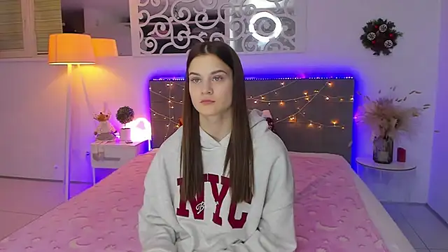 LuisaClover online show from December 22, 2:31 pm