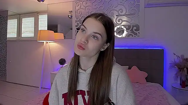 LuisaClover online show from April 19, 12:16 pm