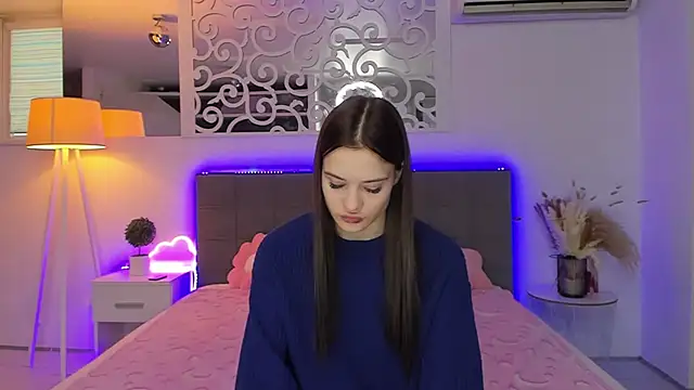 LuisaClover online show from January 13, 1:37 pm