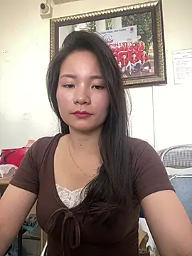 Bee Yellow00 online show from April 11, 7:45 am