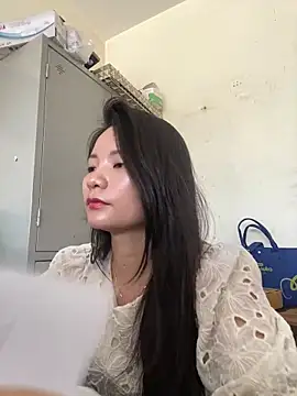 Bee Yellow00 online show from May 30, 2:53 am