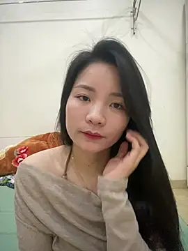 Bee Yellow00 online show from April 7, 4:47 am