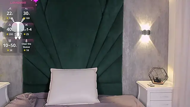 EmiliClarke online show from March 29, 12:37 pm