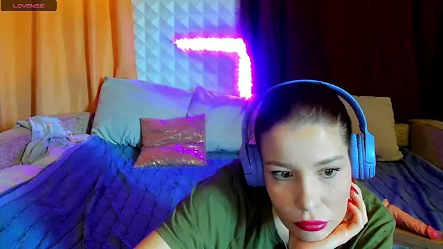 Eva purrr  online show from April 17, 12:18 pm