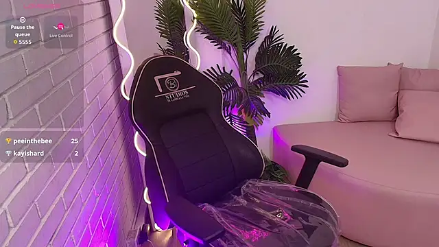 PEACHY TAY online show from December 18, 1:49 pm