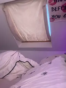 LillieWebb  online show from December 18, 1:05 pm