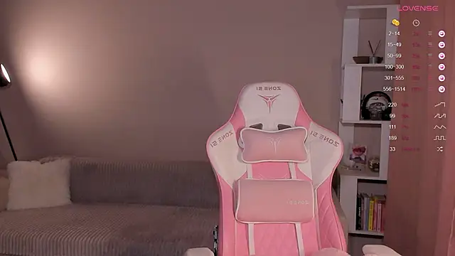 Elisahsthetics online show from February 10, 11:30 pm