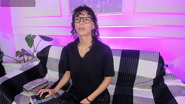 AliceMadnes online show from March 7, 4:25 pm