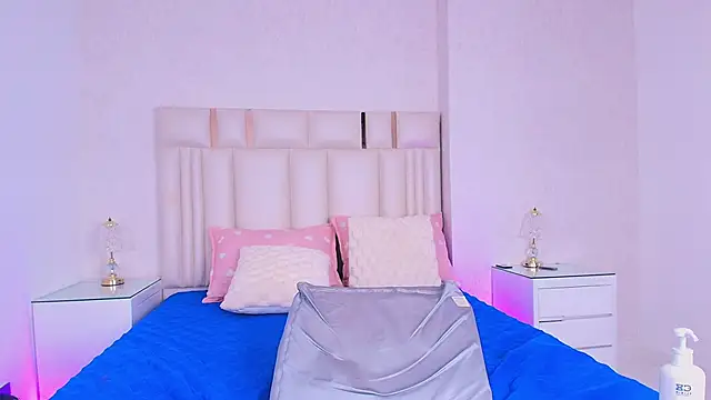 alanarose18 online show from April 15, 7:36 pm