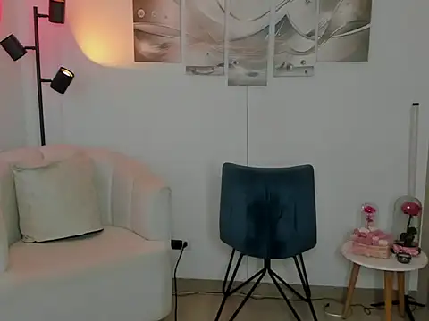 haileyflorez  online show from February 7, 6:12 pm