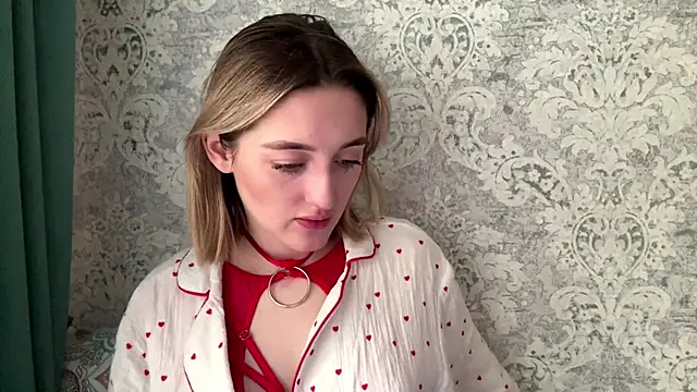 Emily lyy online show from December 18, 11:04 am