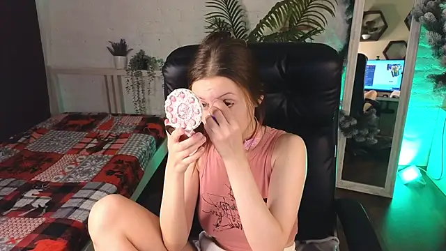 AliceWallflower online show from December 1, 8:44 pm