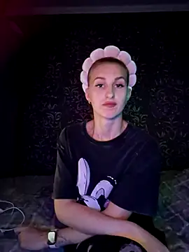 carolinakis  online show from November 19, 8:20 pm