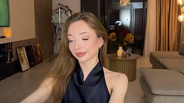 Jolienne online show from June 7, 8:15 pm