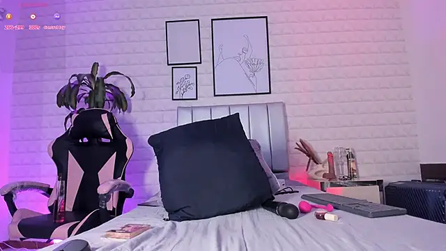 Elizabetth Benz online show from April 3, 9:13 pm