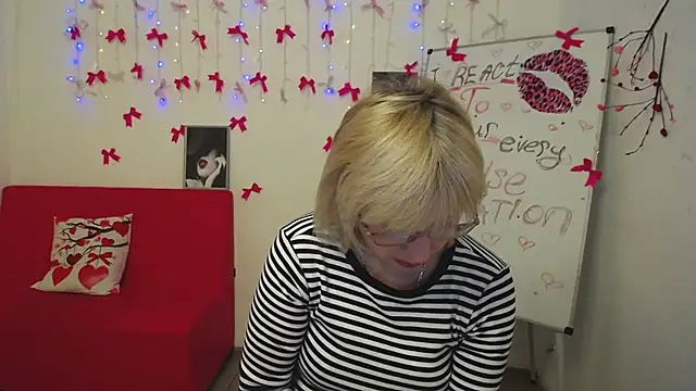 LaurenWishy online show from March 10, 6:39 am