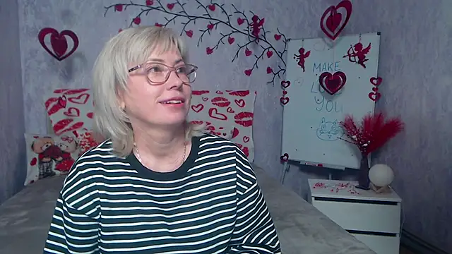 LaurenWishy online show from February 7, 6:17 am