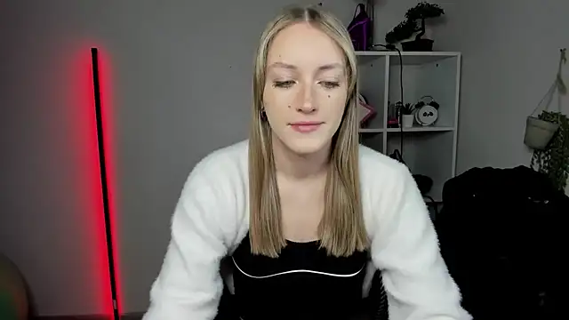 EvelynBlond online show from March 16, 6:28 am