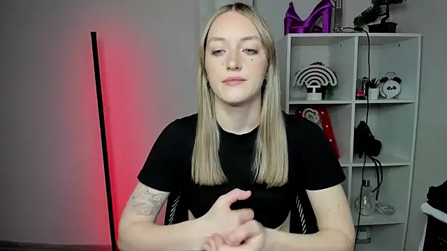 EvelynBlond online show from March 2, 7:15 am