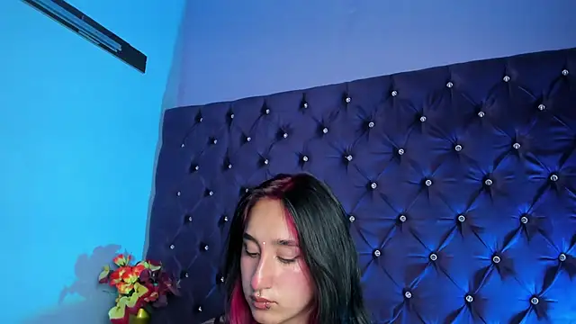 CharlotteStuart online show from April 9, 4:04 am