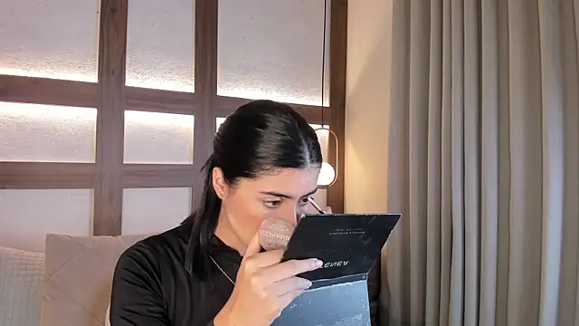 SarhaVega online show from March 30, 1:11 pm