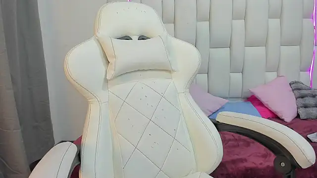 mask red girl online show from March 6, 1:06 pm