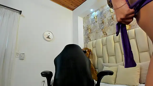 sussy lonndun online show from December 19, 5:49 pm