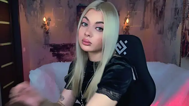 HyileyClark online show from December 2, 9:22 am