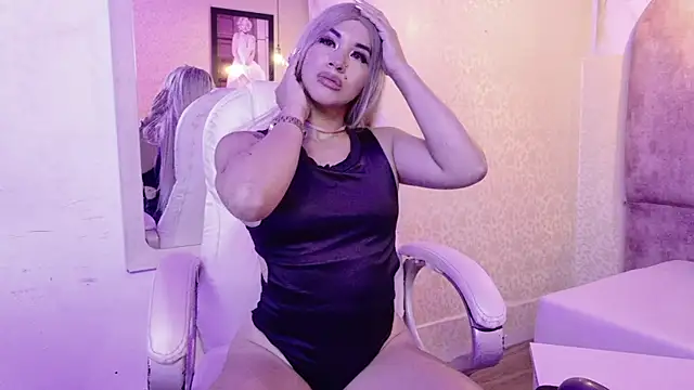 misskendal25 online show from December 18, 9:52 pm