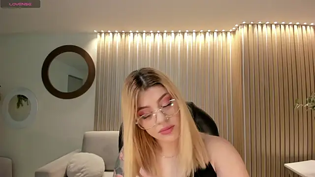 MadisonKane online show from April 21, 11:17 am