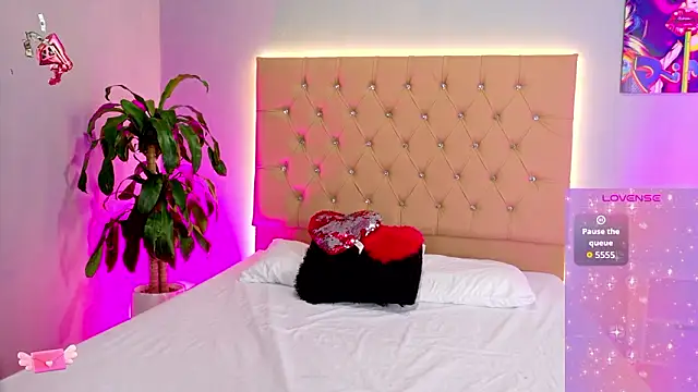 EmmaLawrence  online show from March 12, 8:50 am