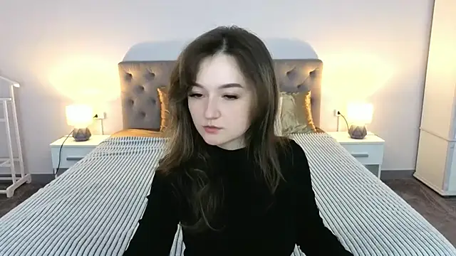 CyrenaLuxe online show from April 15, 5:19 am