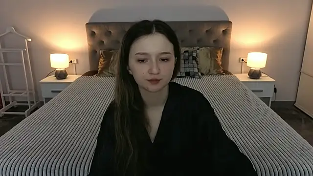 CyrenaLuxe online show from April 4, 7:34 pm