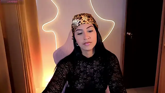 chloebum  online show from December 18, 2:22 pm