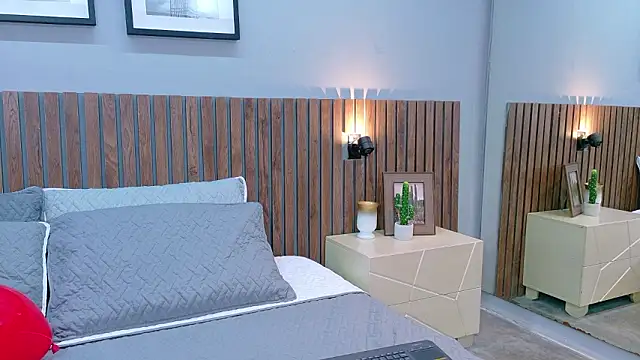 Mia Bellefort online show from February 18, 8:30 pm